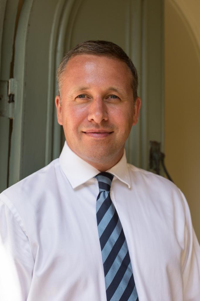 Toby Thomas headshot